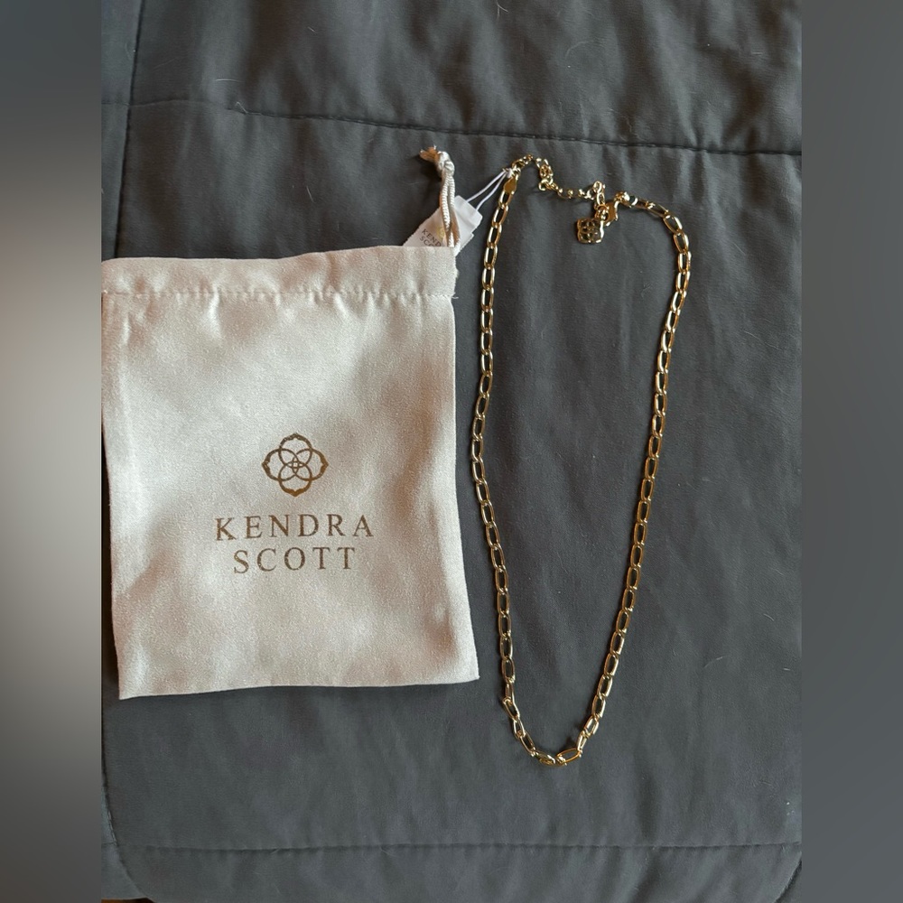 Kendra Scott necklace